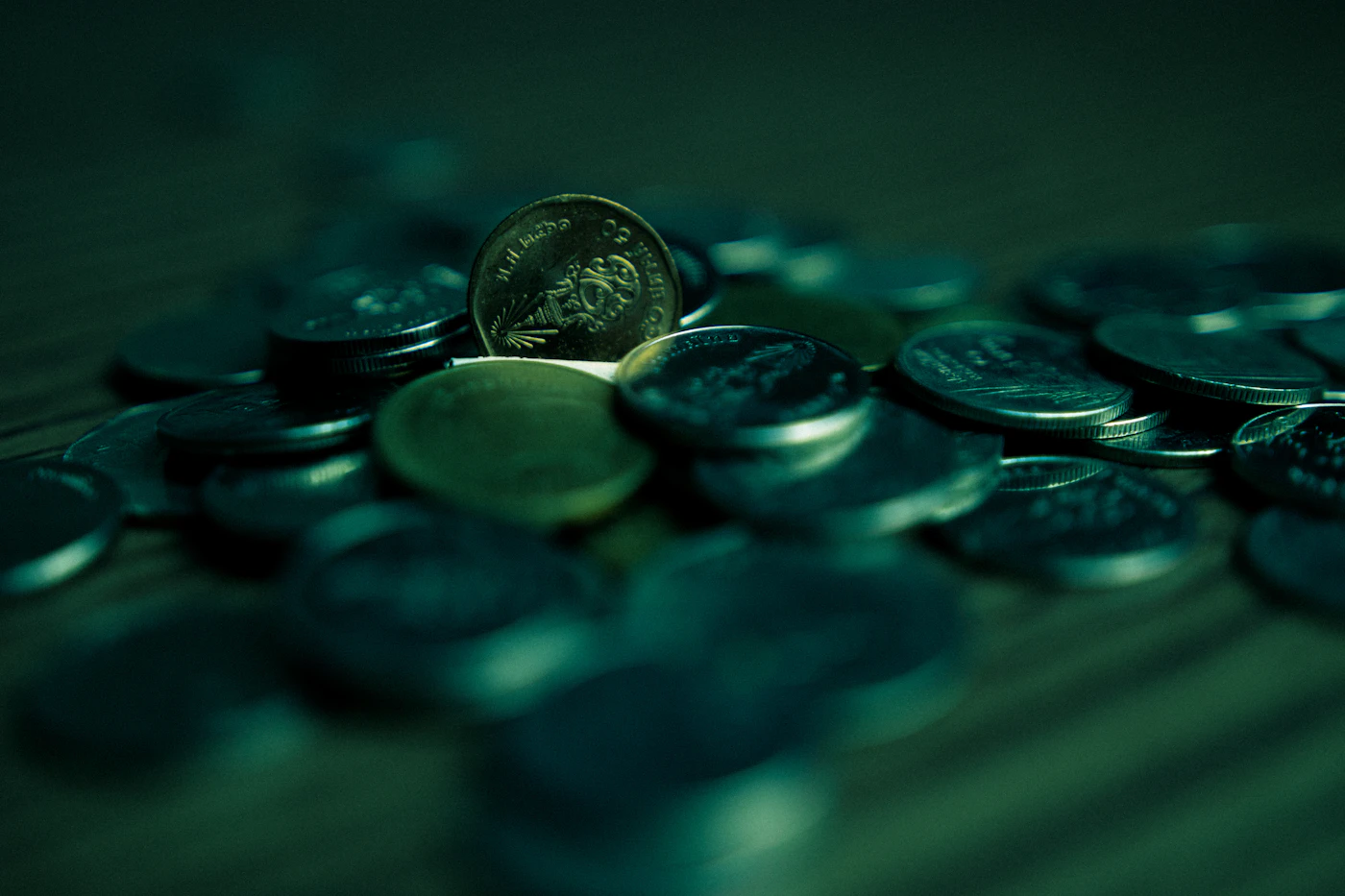 Pile de pièces de monnaie en gros plan, symbole des dépôts qui alimentent nos bonus de bienvenue