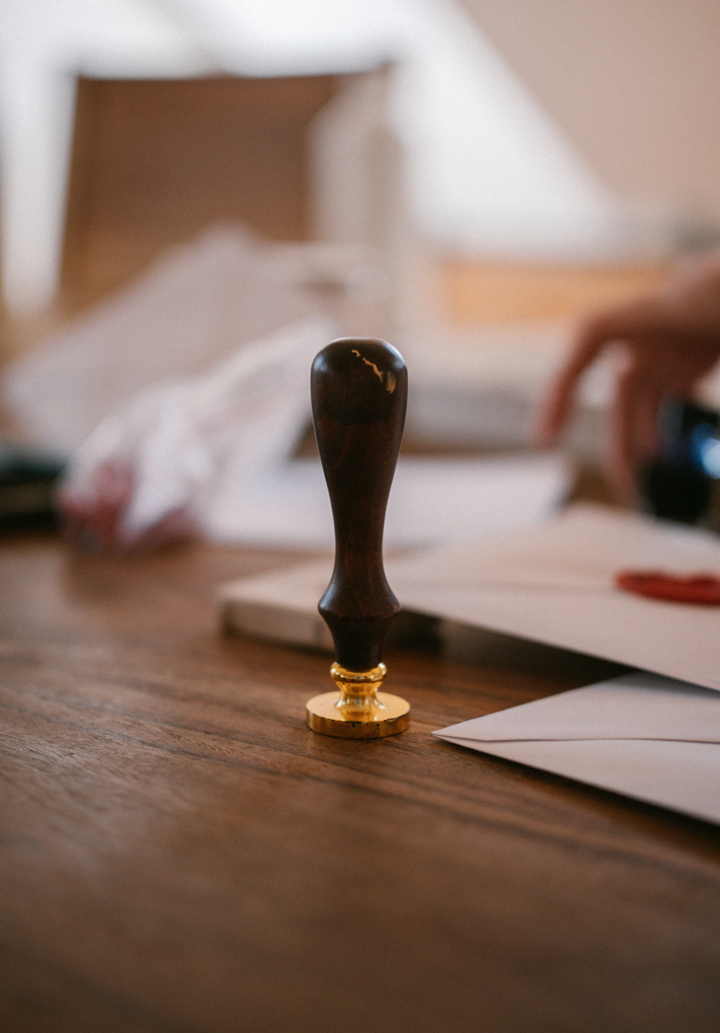 Professionnelle qui consulte des documents de licence et de conformité dans un bureau