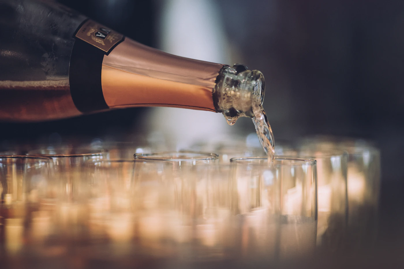 Champagne versé dans une série de coupes, symbole des avantages qui attendent les joueurs fidèles de Lucky Days Casino